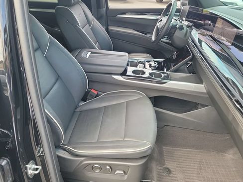 Certified 2025 Cadillac Escalade ESV Sport AWD/4WD image 28