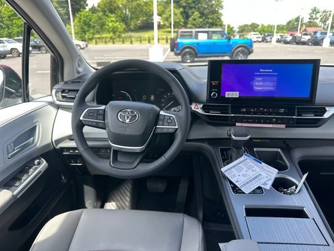 Used 2026 Toyota Sienna XLE AWD/4WD image 17