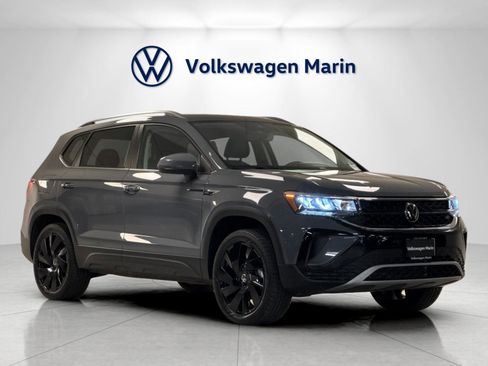Used 2023 Volkswagen Taos SE w/ Black Wheel Package image 7