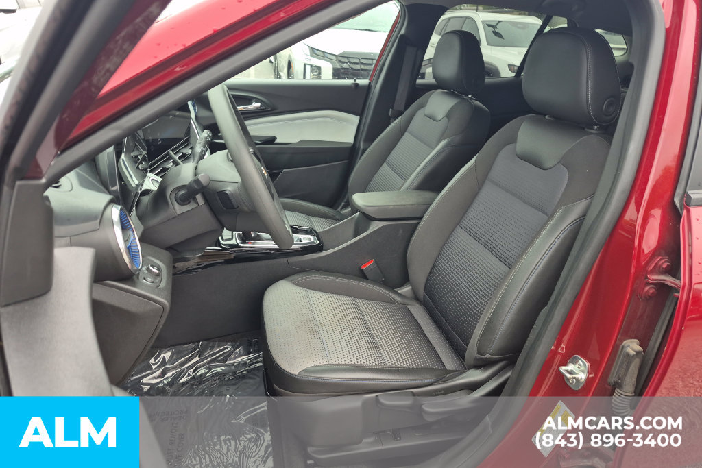 Used 2025 Chevrolet Trax LT FWD image 14