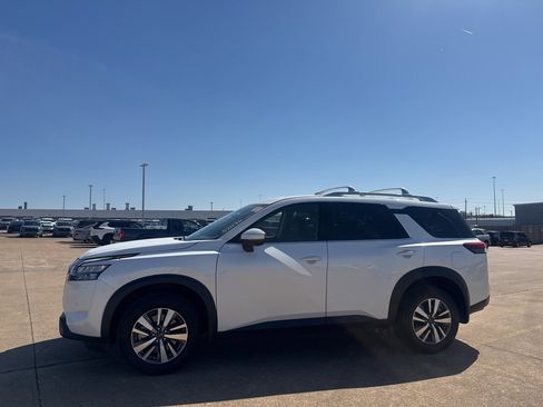 Certified 2025 Nissan Pathfinder SL image 12