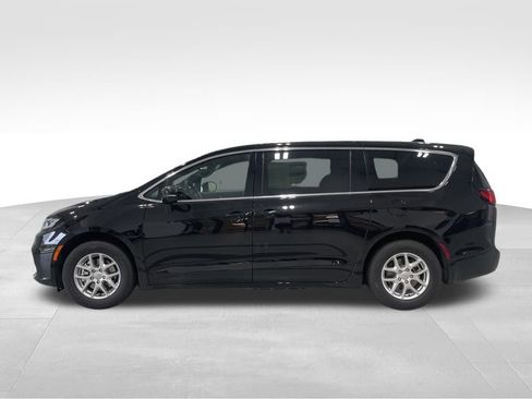 New 2025 Chrysler Pacifica Select image 3