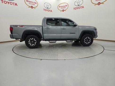 Used 2018 Toyota Tacoma TRD Off-Road w/ Technology Package AWD/4WD image 3