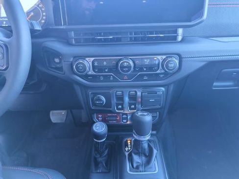 Used 2024 Jeep Wrangler Rubicon w/ Technology Group AWD/4WD image 18