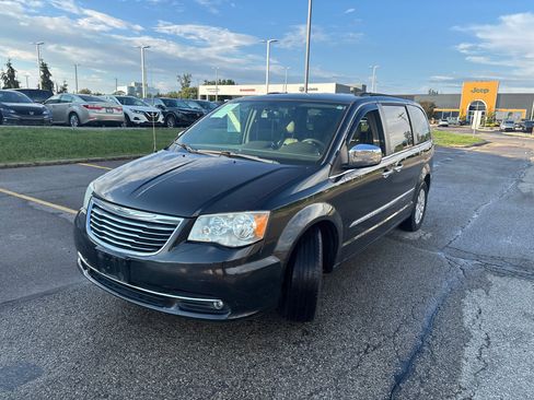 Used 2012 Chrysler Town & Country Touring-L w/ Entertainment Group #2 FWD image 11