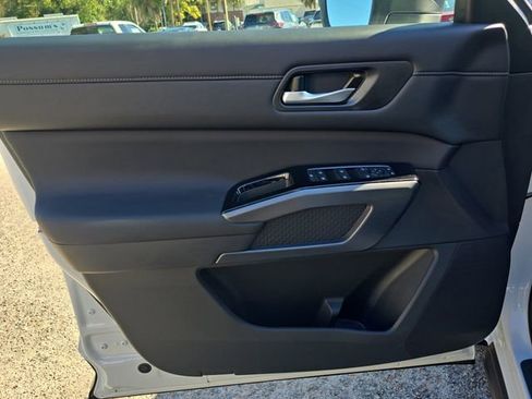 New 2025 Nissan Pathfinder SL image 15