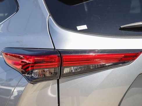 Used 2023 Toyota Highlander Limited FWD image 9