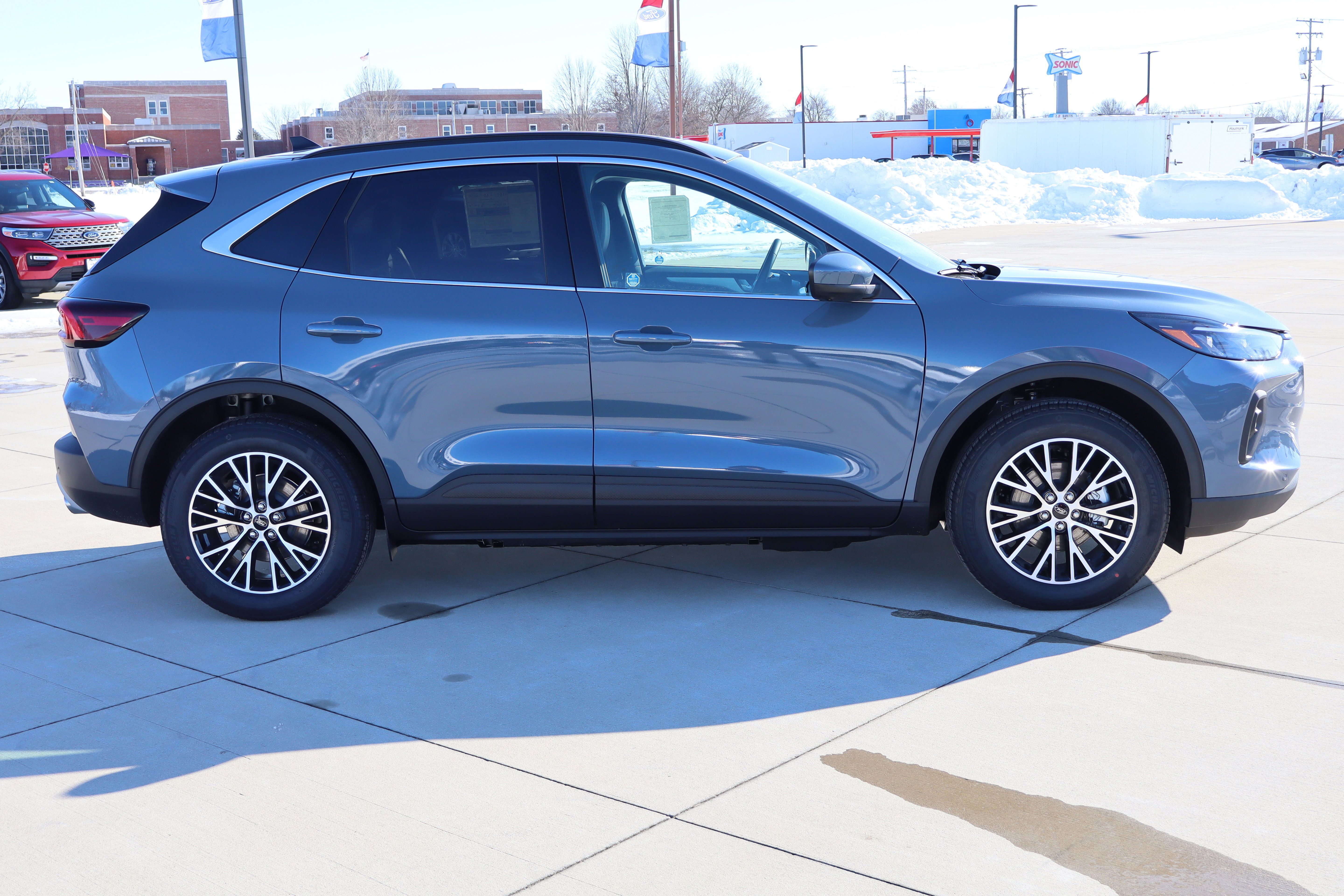 New 2025 Ford Escape SE w/ PHEV Premium Package FWD image 4