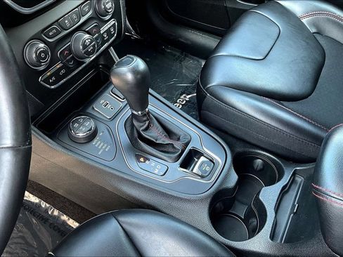Used 2019 Jeep Cherokee Trailhawk w/ Cold Weather Group AWD/4WD image 20