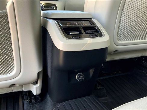 Used 2017 Volvo XC90 T6 Momentum w/ Vision Package image 33