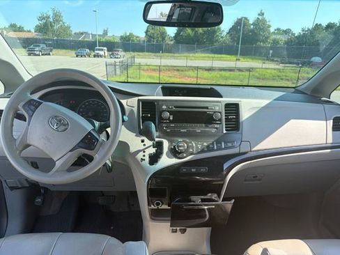 Used 2014 Toyota Sienna LE FWD image 11