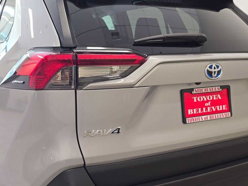 Used 2019 Toyota RAV4 LE w/ Carpet Mat Package AWD/4WD image 7