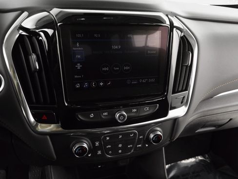 Used 2021 Chevrolet Traverse LT image 19