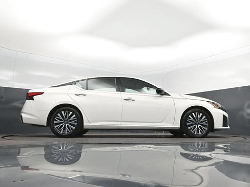 Used 2025 Nissan Altima 2.5 SV FWD image 42