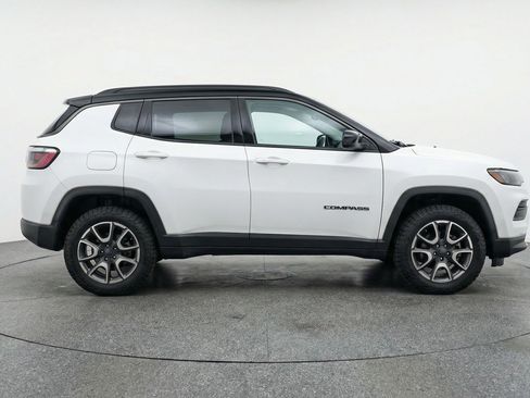 Used 2025 Jeep Compass Trailhawk AWD/4WD image 8