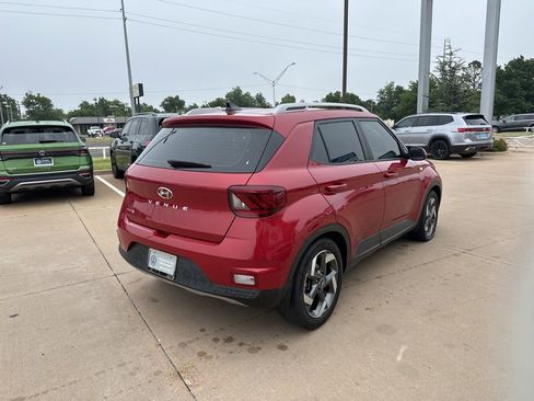 Used 2022 Hyundai Venue Limited FWD image 5