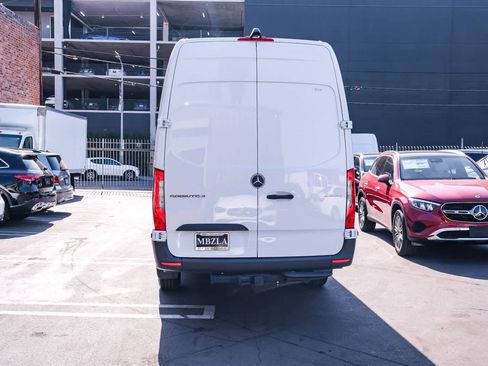 Used 2025 Mercedes-Benz Sprinter 2500 image 4