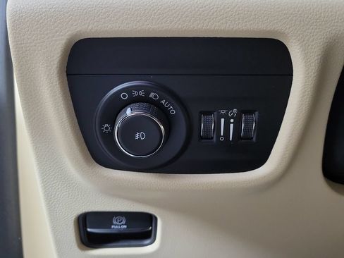 Used 2023 Jeep Grand Cherokee Limited w/ Black Appearance Package RWD image 13