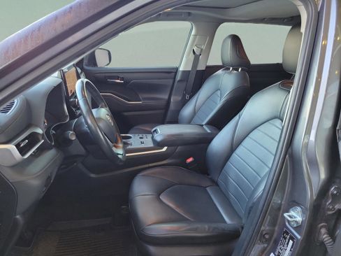 Certified 2023 Toyota Highlander XLE image 31