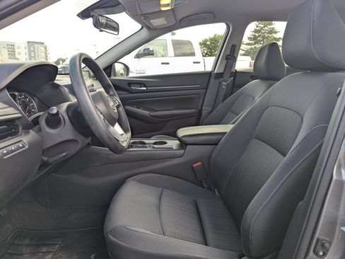 Used 2025 Nissan Altima 2.5 SV FWD image 25