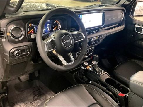 Used 2025 Jeep Wrangler Sahara image 14