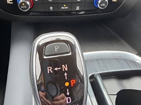 Used 2019 Buick Enclave Essence AWD/4WD image 23