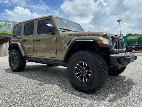 Used 2025 Jeep Wrangler Unlimited Rubicon AWD/4WD image 8