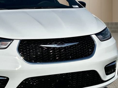 New 2026 Chrysler Pacifica Select image 32