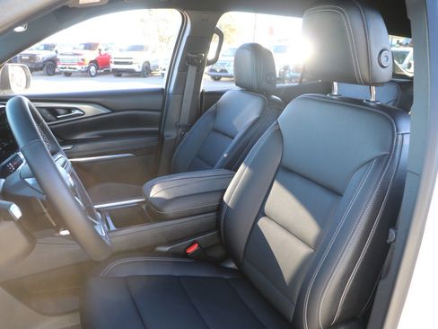 Used 2025 Chevrolet Traverse LT image 14