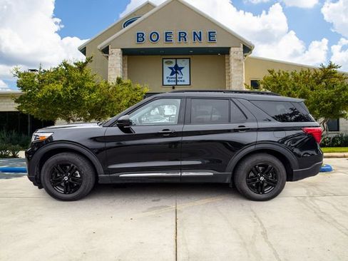 Used 2023 Ford Explorer XLT w/ Equipment Group 202A RWD image 2