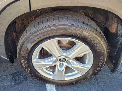 Used 2023 Toyota Highlander LE image 27