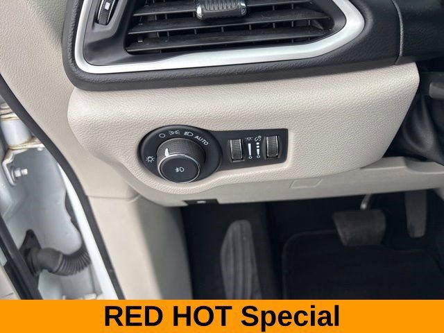 Used 2023 Chrysler Pacifica Touring-L FWD image 18