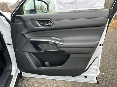 New 2025 Nissan Pathfinder SV w/ SV Premium Package image 14