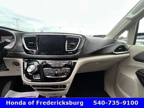 Used 2020 Chrysler Pacifica Touring-L w/ Advanced Safetytec Group image 23