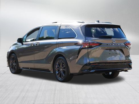 Used 2022 Toyota Sienna XSE w/ XSE Plus Package FWD image 5