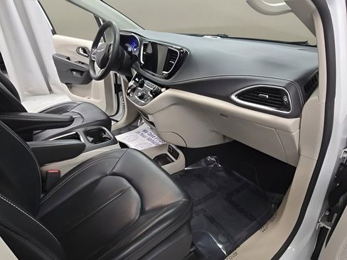 Used 2023 Chrysler Pacifica Touring-L image 20