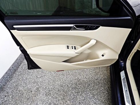 Used 2018 Volkswagen Passat 2.0T R-Line w/ R-Line Lighting Package image 7