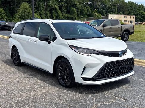 Used 2025 Toyota Sienna XSE AWD/4WD image 1