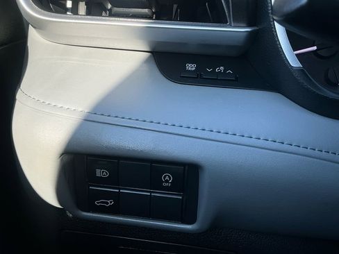 Used 2023 Toyota Highlander XLE image 6