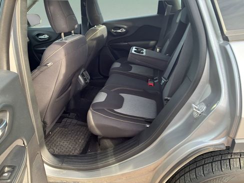 Used 2016 Jeep Cherokee Sport image 9