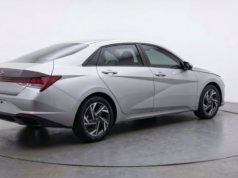 Used 2025 Hyundai Elantra SEL FWD image 9