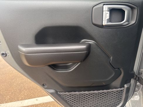 Used 2021 Jeep Gladiator Sport image 17