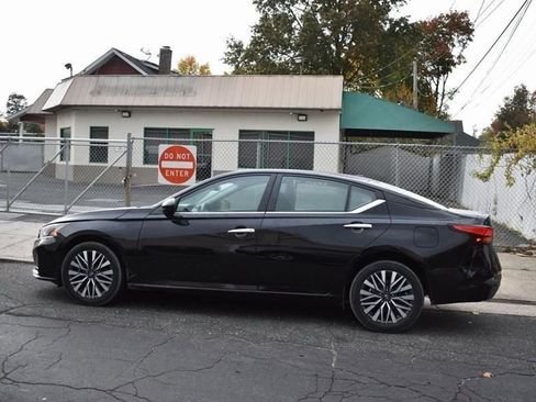 Used 2025 Nissan Altima 2.5 SV FWD image 5