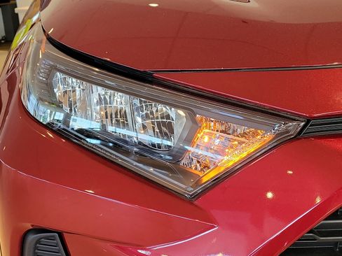 Used 2021 Toyota RAV4 LE image 8