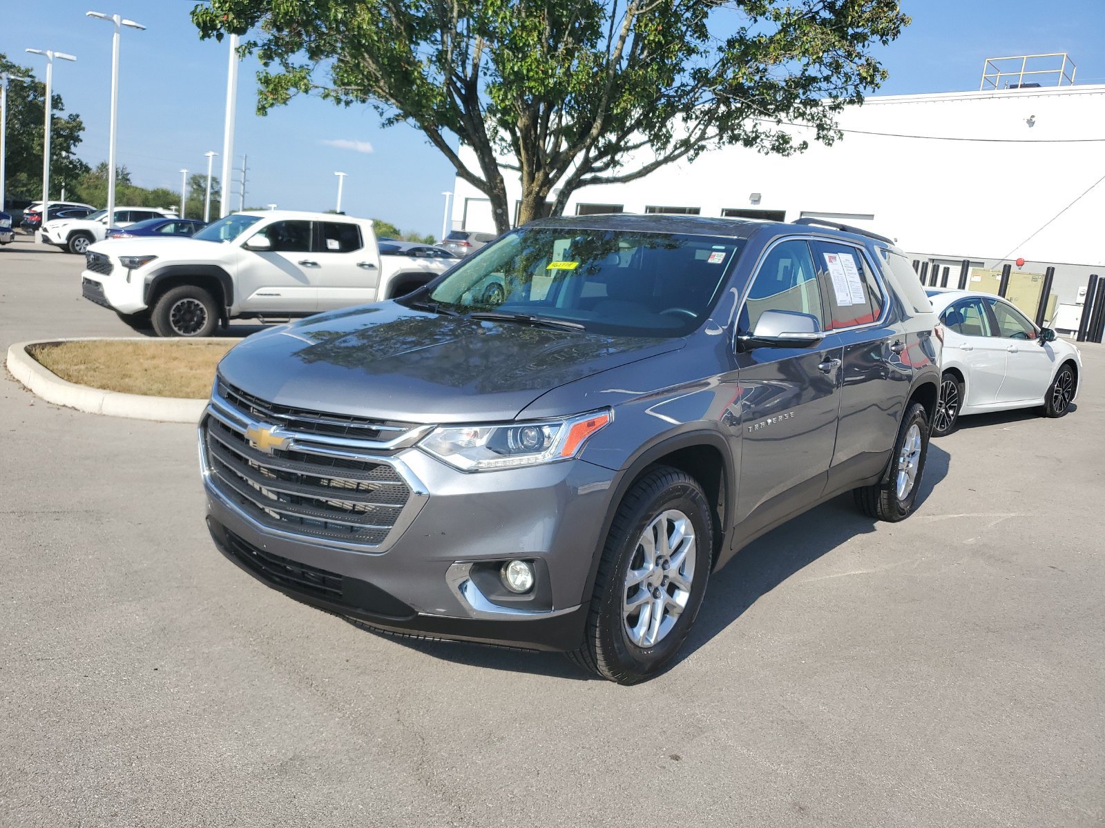 Used 2020 Chevrolet Traverse LT w/ Driver Confidence II Package AWD/4WD image 2
