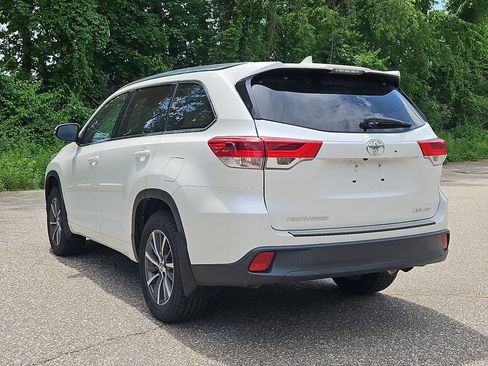 Used 2018 Toyota Highlander XLE AWD/4WD image 3