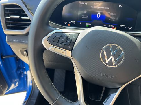 Certified 2025 Volkswagen Taos SE image 18