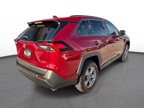 Used 2022 Toyota RAV4 XLE w/ Convenience Package FWD image 3
