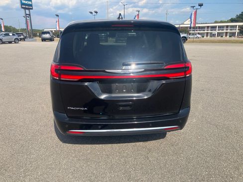 Used 2024 Chrysler Pacifica Touring-L FWD image 4