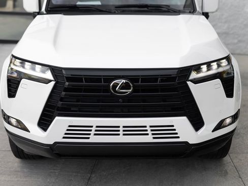 Used 2024 Lexus GX 550 w/ Accessory Package (31) image 8